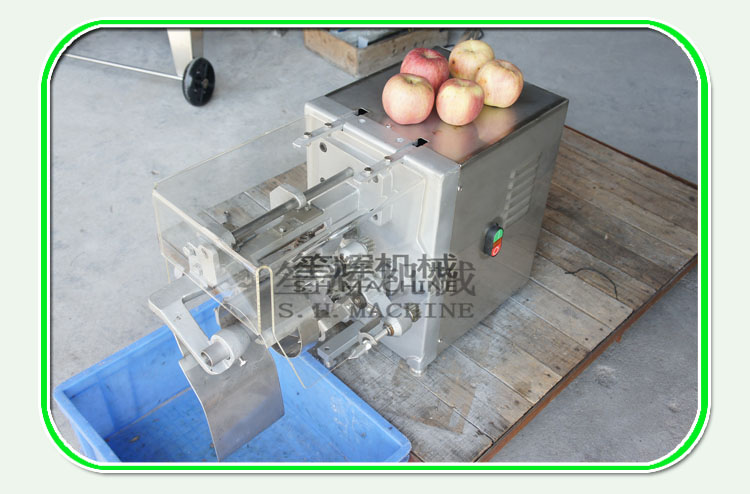 Méthode de pelage de pommes familiale avec une machine de pelage de pommes commerciale