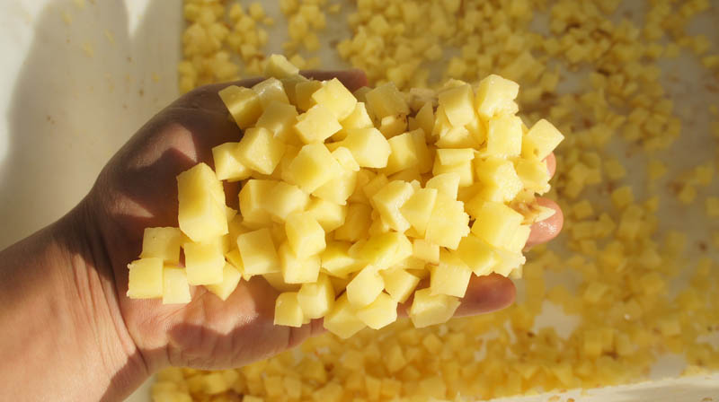 Tout le monde prête attention au rôle de la machine à découper